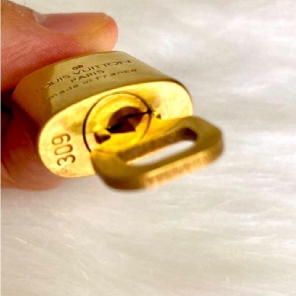 Louis Vuitton #309 Lock and Key - Picture 5 of 5